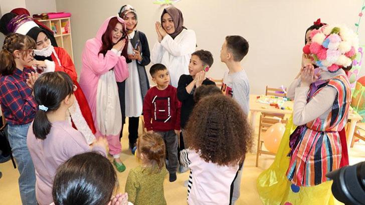 Depremzede çocuklar açılışını yaptıkları oyun salonunda eğlendi