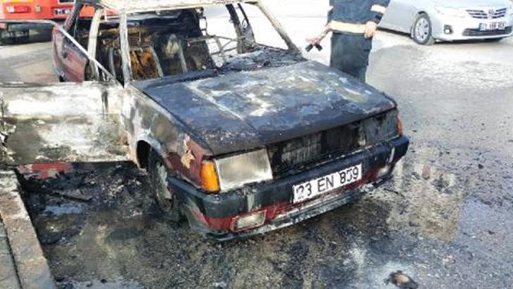 Seyir halindeyken alev alan otomobil yandı