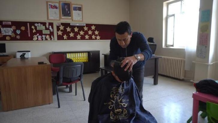 Siirt’te Kerem Öğretmen, görev yaptığı okulda öğrencilerini tıraş ediyor