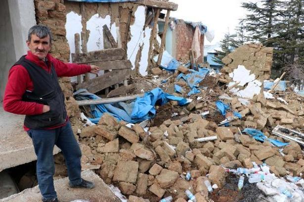 Yıkılan evin enkazından çıkıp, eşini kurtarmış