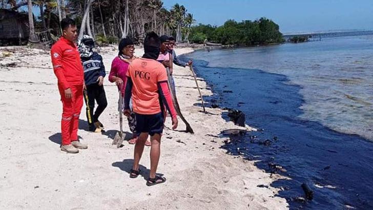 Filipinler’de yayılan ham petrol çevreyi ve halk sağlığını tehdit ediyor