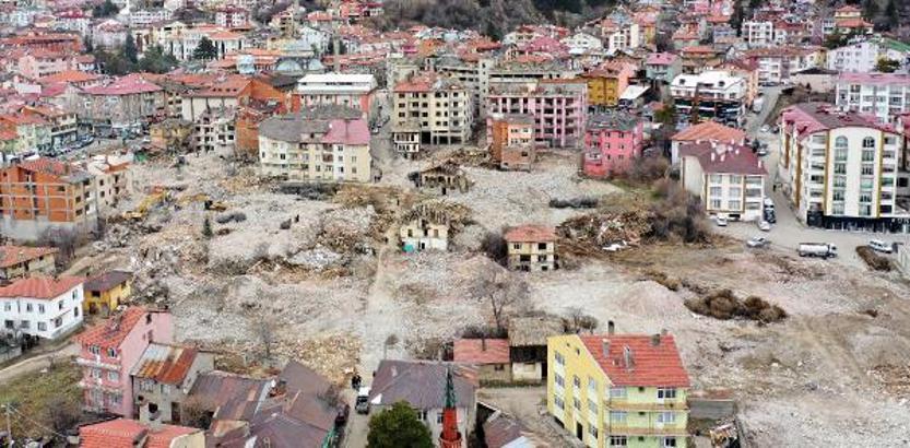 Gerede'de fay hattının geçtiği bölgedeki binalar yıkılıyor