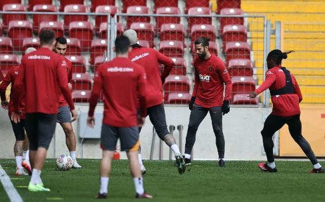 Galatasaray hazırlıklarını NEF Stadyumu’nda sürdürdü