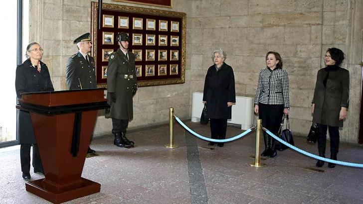 Bakan Akar'ın eşi Şule Akar ve beraberindeki komutan eşlerinden Anıtkabir'e ziyaret