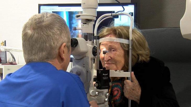 Sadece ışığa hassasiyeti vardı; 94 yaşında olduğu ameliyat ile görme seviyesi arttı