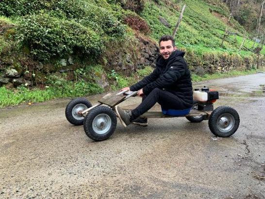 Çim biçme motorlu ‘Formulaz’ tahta araçla yokuş da çıkabiliyor