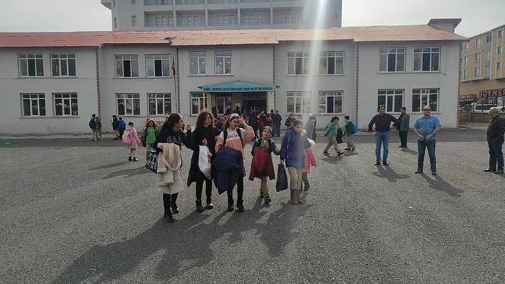 Kars'ta depreme dayanıksız olduğu tespit edilen ortaokulda son ders