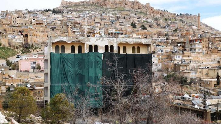 Mardin'de 5 katlı betonarme bina yıkılıyor