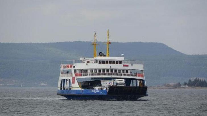 Gökçeada ve Bozcaada feribot seferlerine 'fırtına' engeli