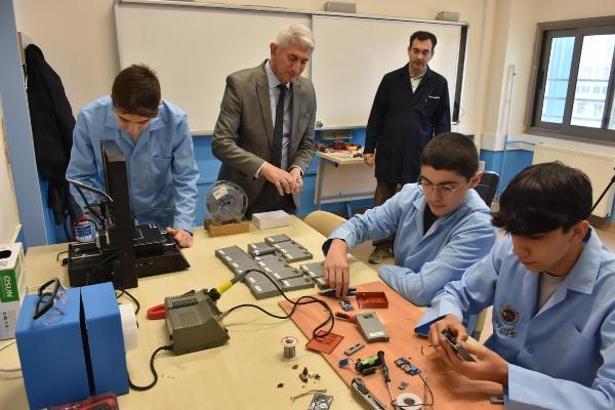 Liselilerden, depremzedeler için güneş enerjili ve ışıldaklı taşınabilir şarj cihazı