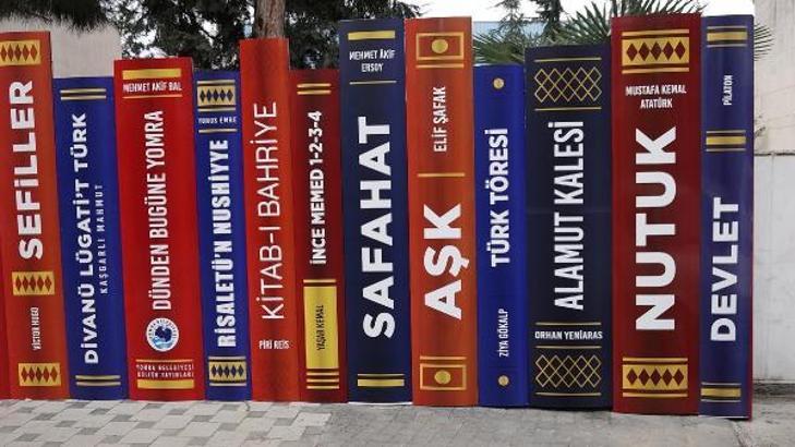 Okul duvarına 'kitap' konsepti