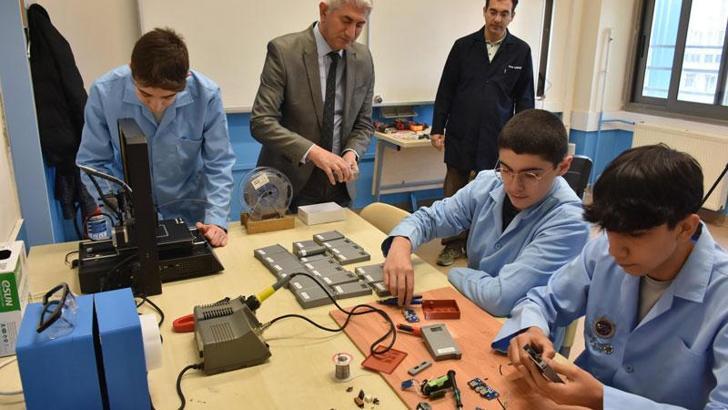 Liselilerden, depremzedeler için güneş enerjili ve ışıldaklı taşınabilir şarj cihazı