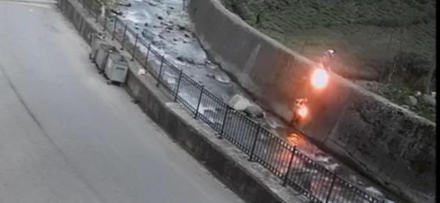 İlkel teleferik kurarken akıma kapıldılar; o anlar kamerada