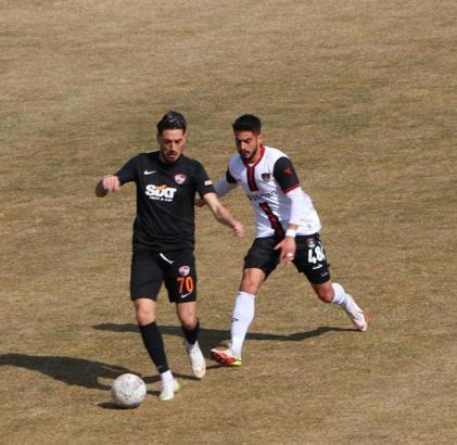 Depremzede çocuklar ve aileleri, Vanspor - İskenderunspor maçını tribünden izledi