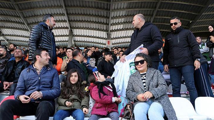Depremzede çocuklar ve aileleri, Vanspor - İskenderunspor maçını tribünden izledi