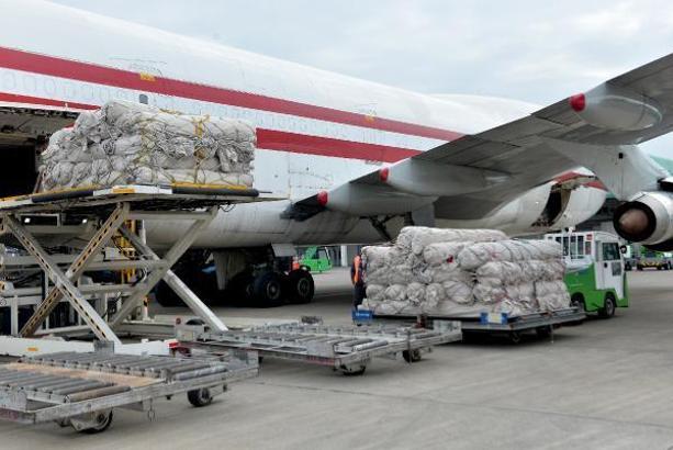 Pakistan’dan kışlık çadır taşıyan 2’nci uçak Adana’ya indi