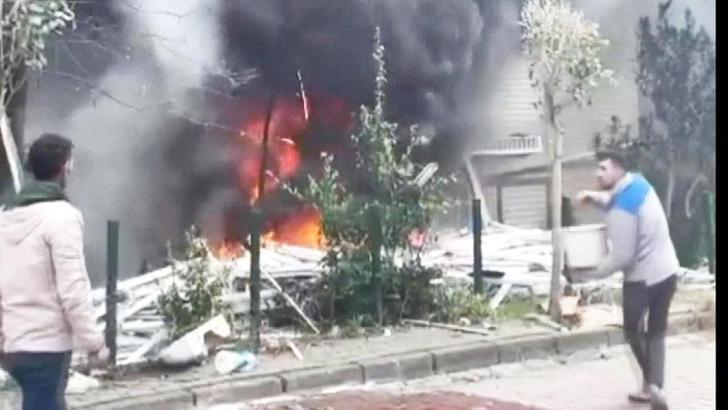 Avcılar'da boşaltılan binanın dış cephesi ve sökülen PVC pencereler yandı