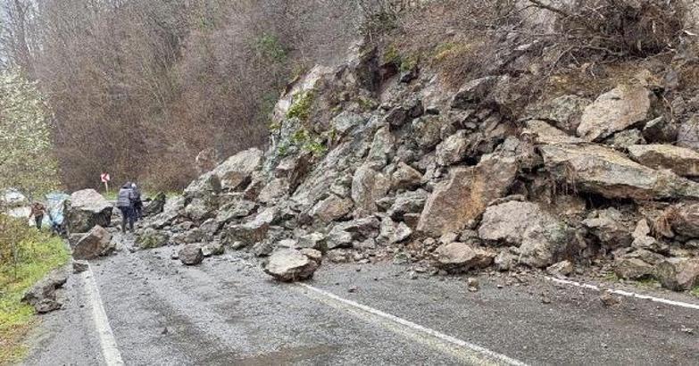 Ordu’da heyelan; düşen kayalar, yolu kapattı