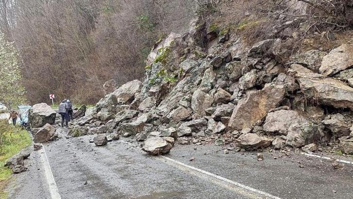 Ordu’da heyelan; düşen kayalar, yolu kapattı