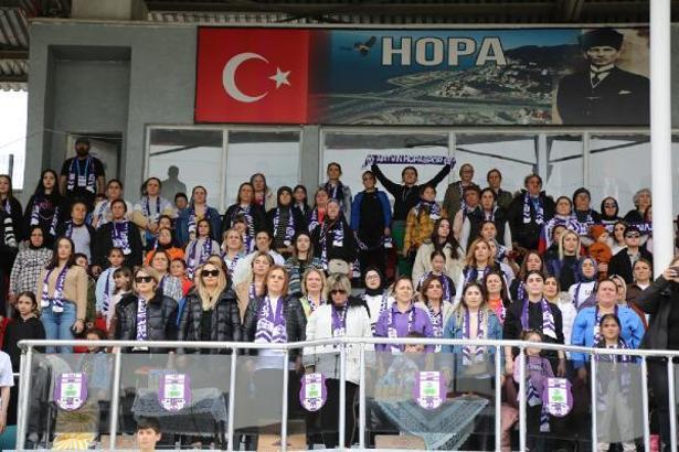 Artvin'de kadınlar protokol tribününden ücretsiz maç izledi