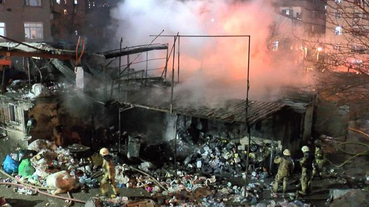 Küçükçekmece'de geri dönüşüm deposu alev alev yandı