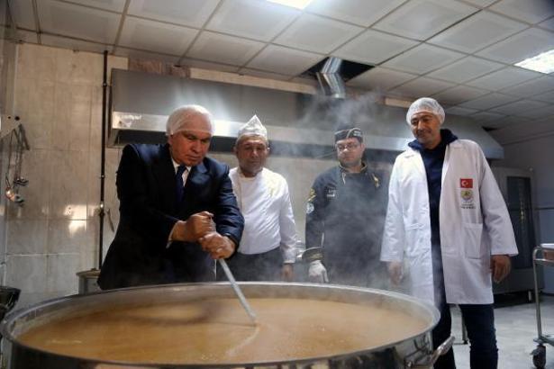 Erdemli'de 10 bin depremzedeye sıcak yemek