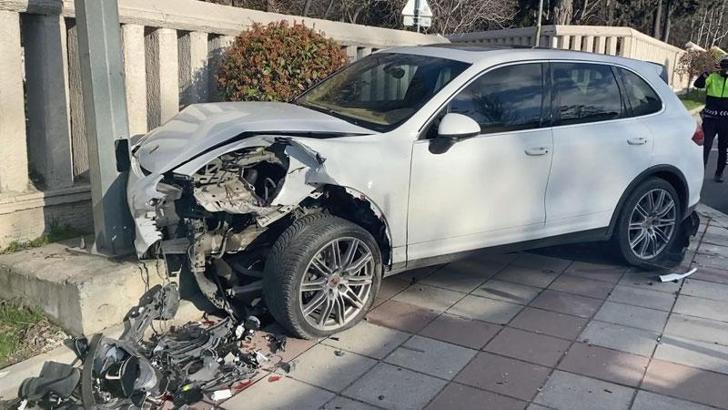 Zeytinburnu'nda lüks cip duvara çarptı, sürücü kaçtı