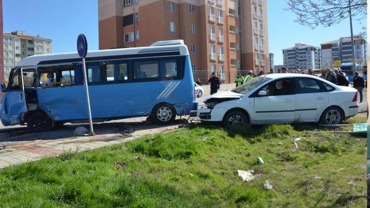 Edirne’de otomobil, yolcu minibüsüne çarptı: 5 yaralı