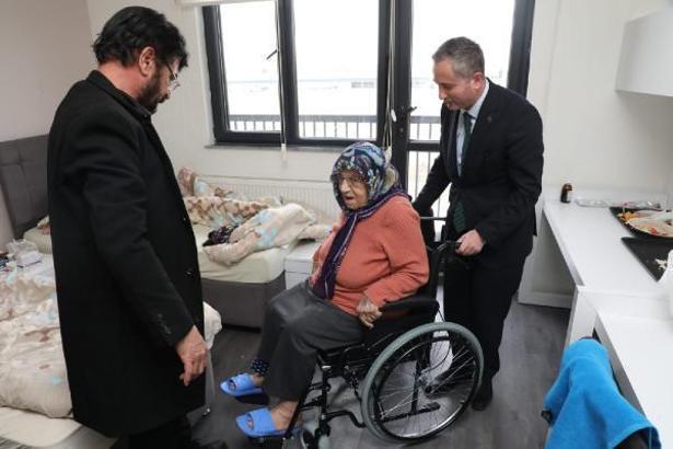 Yürüme güçlüğü çeken depremzedeye tekerlekli sandalye hediye edildi