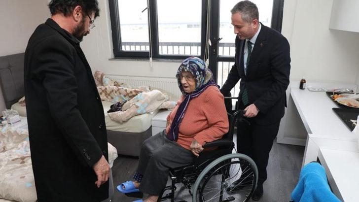 Yürüme güçlüğü çeken depremzedeye tekerlekli sandalye hediye edildi