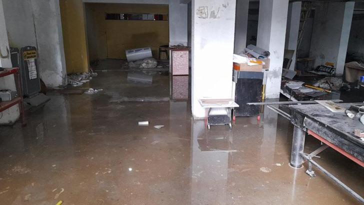 Depremzede çiftin sığındığı iş yerini su bastı, hamile eş hastanelik oldu