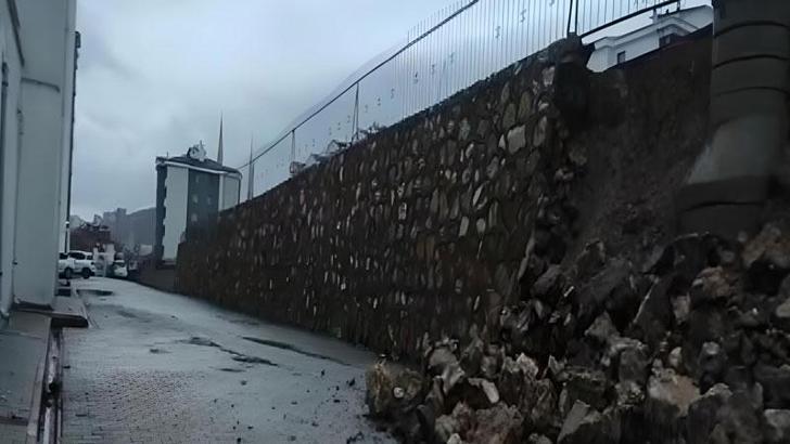Elazığ'da yağış sonrası istinat duvarı çöktü