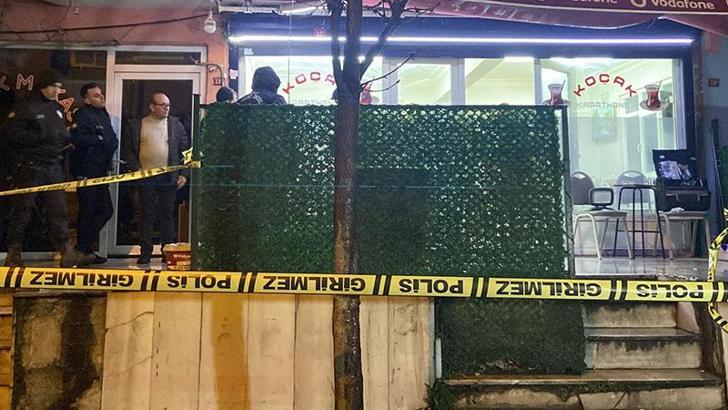 Küçükçekmece'de müşteri, tartıştığı kıraathane sahibini başından silahla vurarak, ağır yaraladı