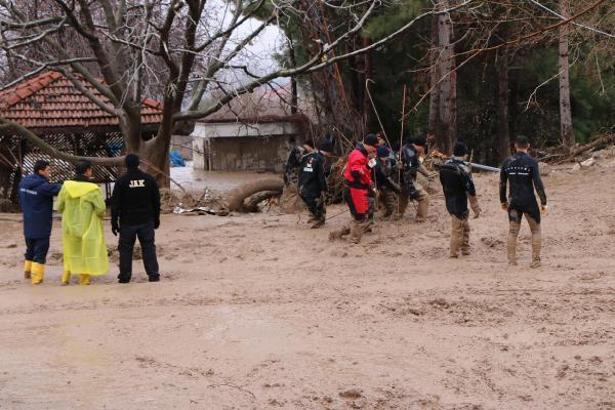 Adıyaman'da, sel sularına kapılan anne ve kızı aranıyor