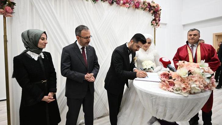 Bakan Kasapoğlu, depremzede çiftin nikah şahidi oldu