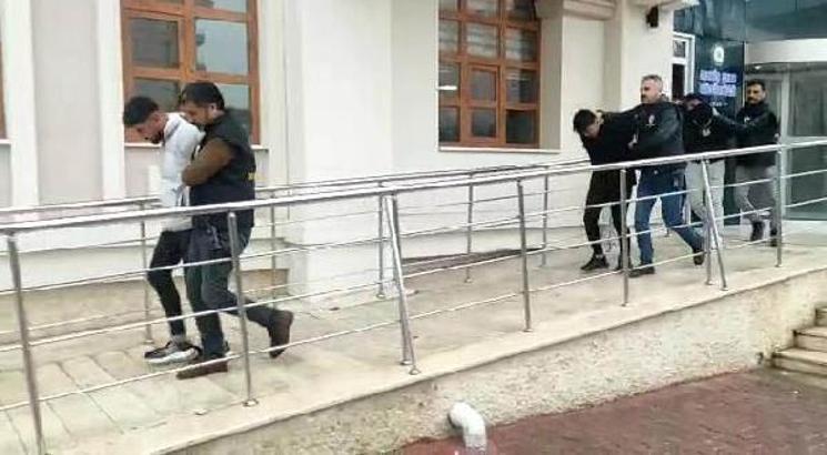 3 kişinin yaralandığı silahlı çatışma, ucuza ayakkabı satışı nedeniyle çıkmış