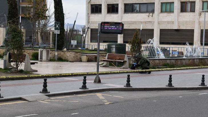 Parktaki banka bırakılan çanta, fünyeyle patlatıldı