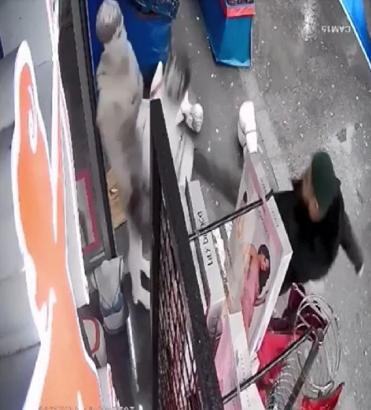 Fatih'te kadın iç çamaşırı giydirilen cansız mankenlere tekmeli saldırı