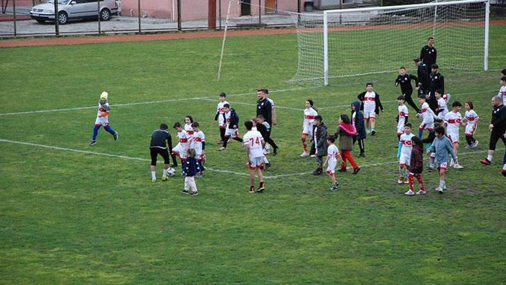 Bartınsporlu futbolcular, 100 depremzede çocukla maç yaptı