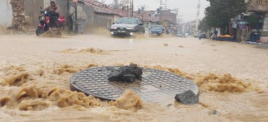 Malatya’da rögar taştı; cadde göle döndü