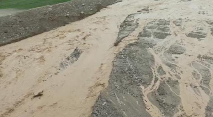 Elazığ'da sağanak; dereler taştı