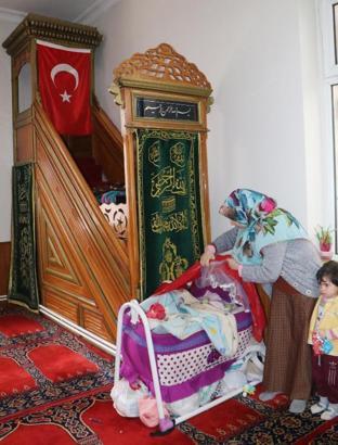 Hasarlı evlerine giremeyen depremzedeler camilere sığındı