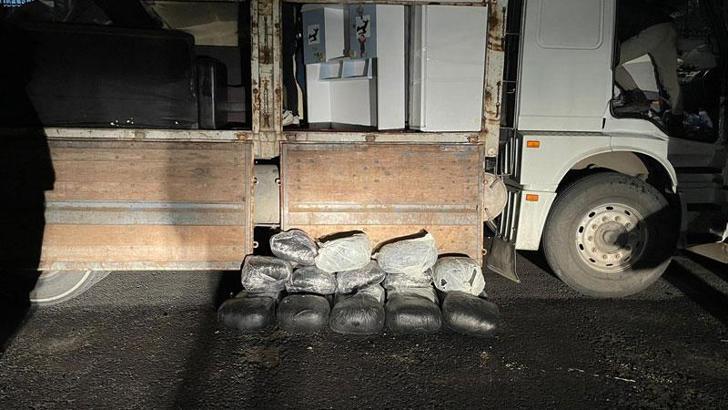 Ev eşyası yüklü kamyonda, buzdolaplarının içinden 81 kilo uyuşturucu çıktı
