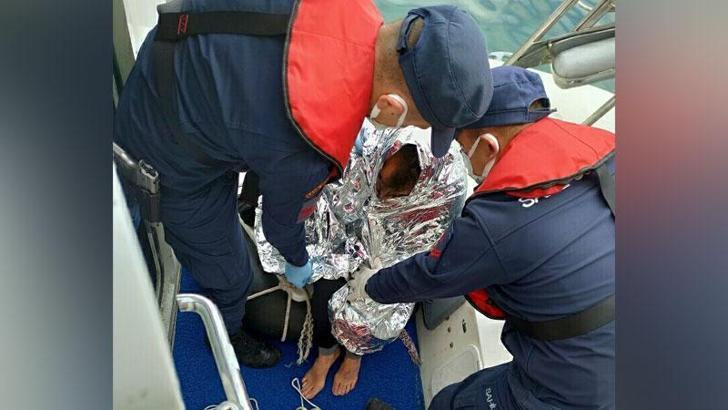 Yüzerek Yunan adasına geçmeye çalışan kaçak göçmen kurtarıldı