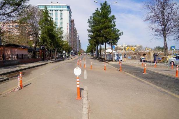 Diyarbakır’da yıkılan Galeria sitesi önündeki yolun tek şeridi trafiğe açıldı