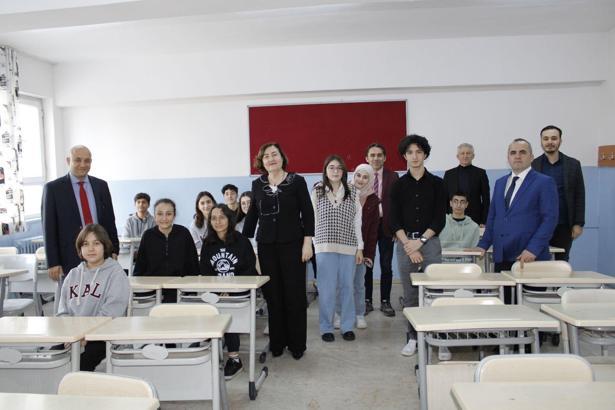 Atlas Üniversitesi öğrencilerinden liselilere 'İngilizce' konuşma pratikleri