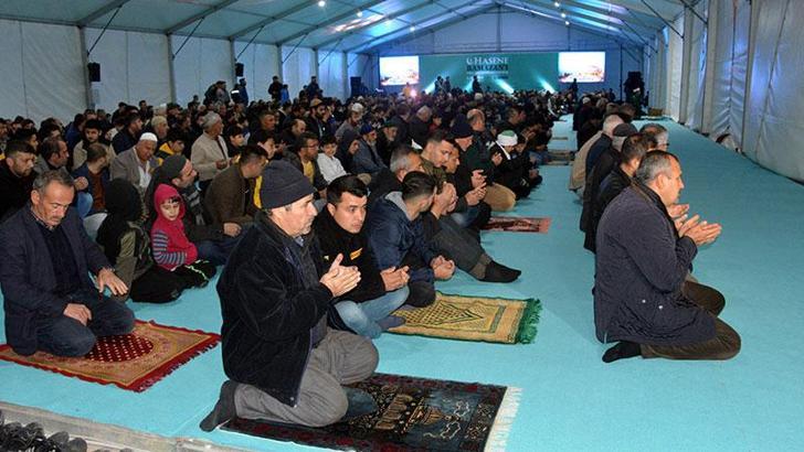 Depremin merkez üssü Kahramanmaraş'ta ilk teravih namazı