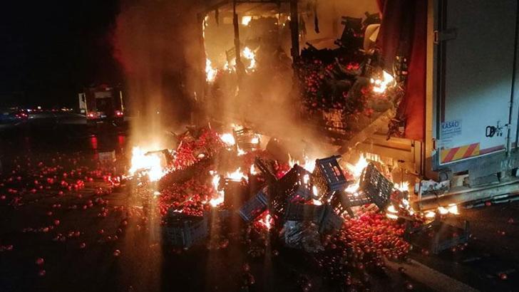 Domates yüklü kamyonun kasası yandı