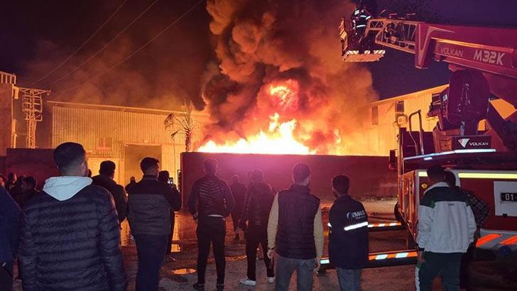 Adana'da geri dönüşüm fabrikasının deposu yandı