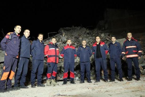 Depremde can kurtarmak için canlarını hiçe saydılar